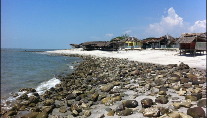 Menikmati Pesona Pantai Cermin: Destinasi Wisata yang Memukau