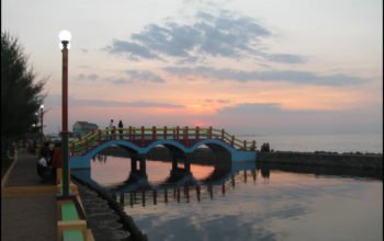 Keindahan Pantai Pasir Kencana Pekalongan yang Memukau