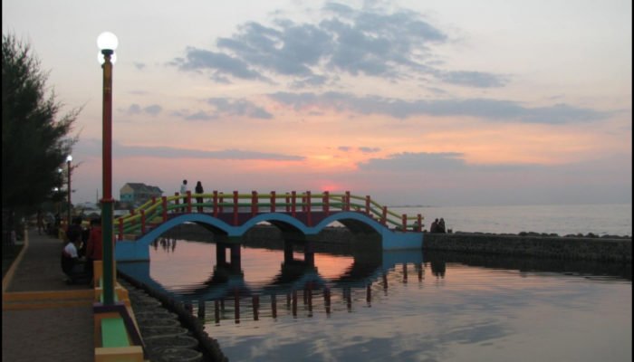 Keindahan Pantai Pasir Kencana Pekalongan yang Memukau